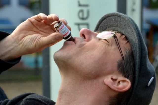 Video: Homöopathie-Skeptiker schlucken Überdosis Globuli