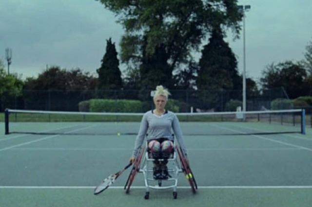 Video: Die rührende Geschichte einer Tennisspielerin im Rollstuhl