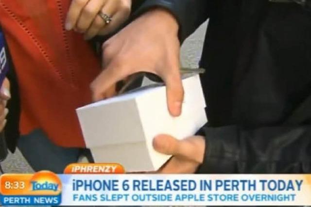 Der erste iPhone-Käufer aus Perth lässt sein neues iPhone vor laufender Kamera fallen