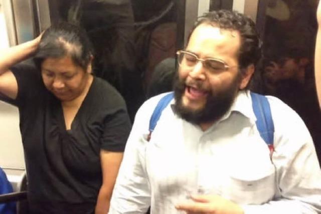 Video: Der unglaublich gute 90er-Hit-Snger aus der U-Bahn von Mexiko-Stadt