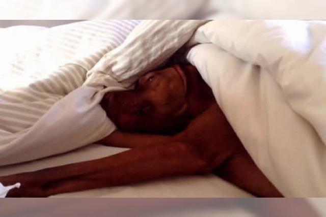 Video: Dieser Hund will nicht aufstehen