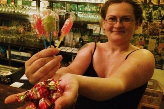 Lutschen gegen Lärm: In der Erika Bar werden nachts Lollies an Feiernde verteilt