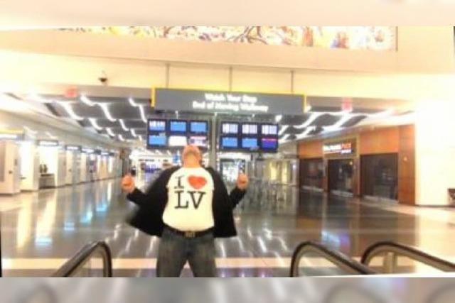 Video: All by myself im Flughafen