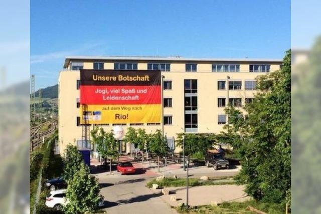 Ein halbes Brogebude in Schwarz-Rot-Gold