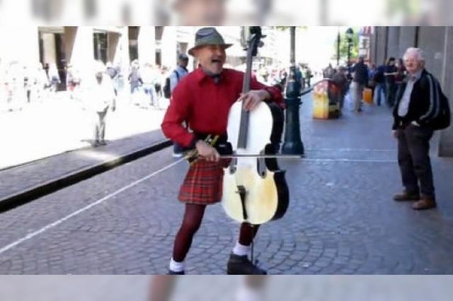 Mit Hut, Cello und Schottenrock: Das ist Freiburgs verrücktester Straßenmusiker