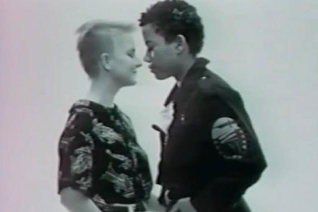 Video: Wie sich Fremde 1990 zum ersten Mal geksst haben