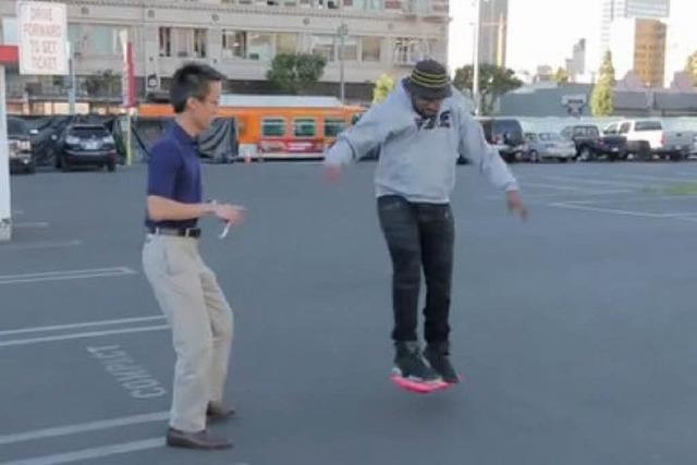 Video: Prominente Athleten und Musiker testen fliegendes Skateboard
