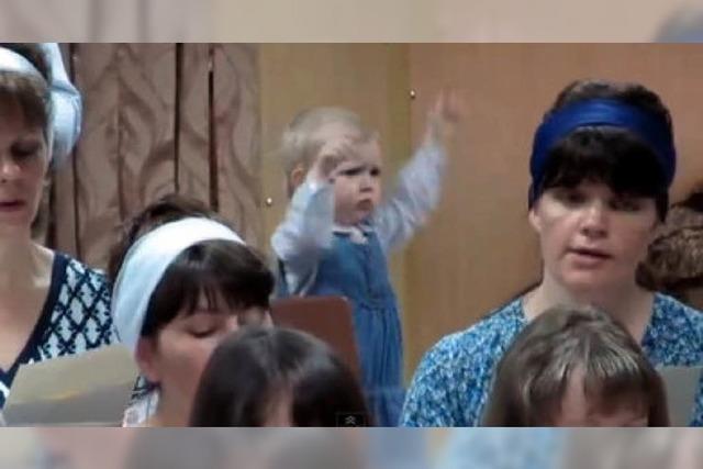 Video: Kleines Mdchen dirigiert russischen Chor - von hinten