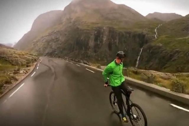 Video: Norweger fhrt auf Fahrrad rckwrts Serpentine runter - mit 80 km/h