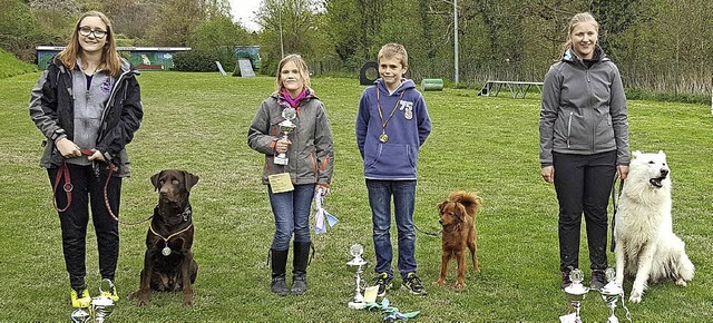 Siegerehrung und Pokale beim Endinger ...it Bobby und Selina Lurker mit Jester.  | Foto: Privat