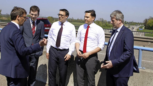 Am neuralgischen Punkt Autobahnbrcke:..., Johannes Fechner und Tilmann Petters  | Foto: HEIDI FSSEL