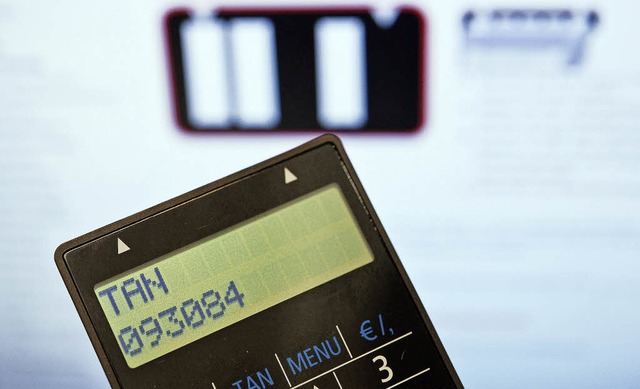 Die TAN wird auf dem Chip-TAN-Generato...zeigt, zusammen mit den Zahlungsdaten.  | Foto: Dpa/Sparkasse