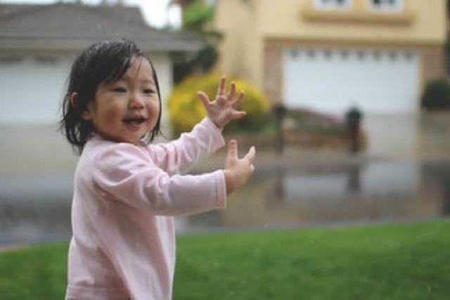 Video: Zum ersten Mal in ihrem Leben steht die kleine Kayden im Regen - und liebt es