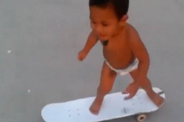 Video: 2-jähriger Australier fährt Skateboard wie ein Erwachsener