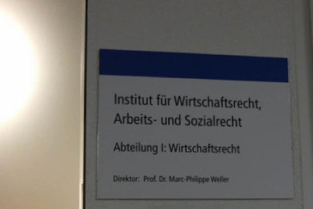 Jura-Studierende sammeln Unterschriften damit der Lieblingsprof in Freiburg bleibt