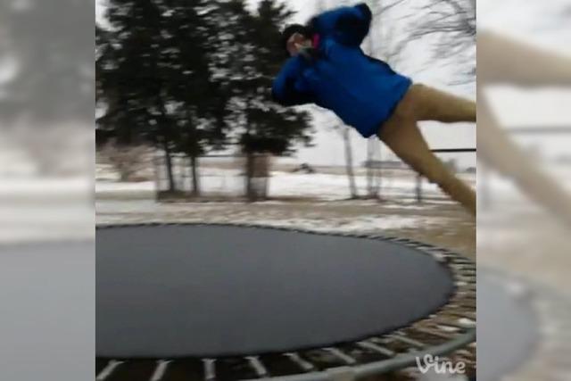 Video: Was passiert, wenn man auf gefrorenes Trampolin springt