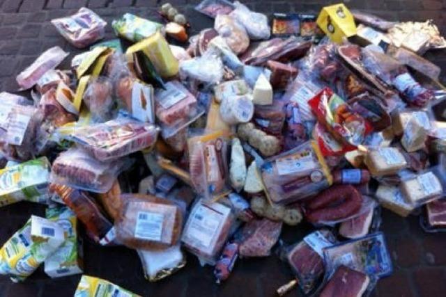 Unbekannter leert in der Innenstadt Mlltonnen mit verpackten Lebensmitteln aus
