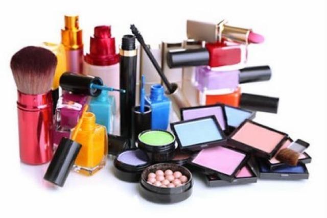 Merkwürdiges Eigentumsdelikt: Unbekannte stehlen Säcke voller Kosmetika aus Parfümerie in Staufen