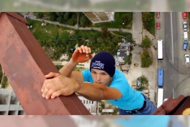 Video: Verrckter Russe macht Klimmzge an 150 Meter hohem Baukran