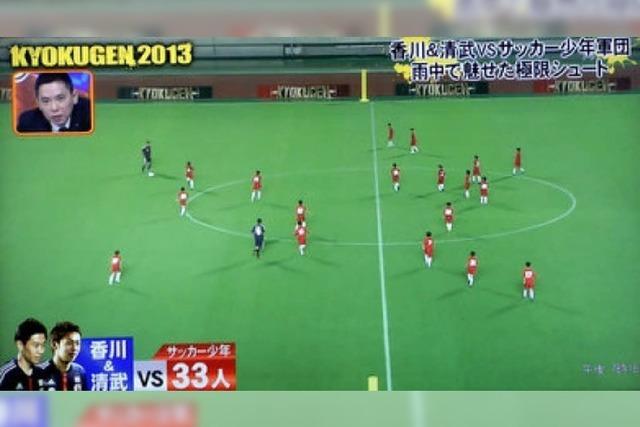Video: Zwei japanische Fußballstars gegen 55 Schulkinder