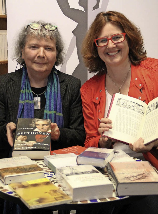 Christa Peiseler und Carmen Ltsch mit Literatur aus dem Niederlndischen.   | Foto: Judith Reinbold