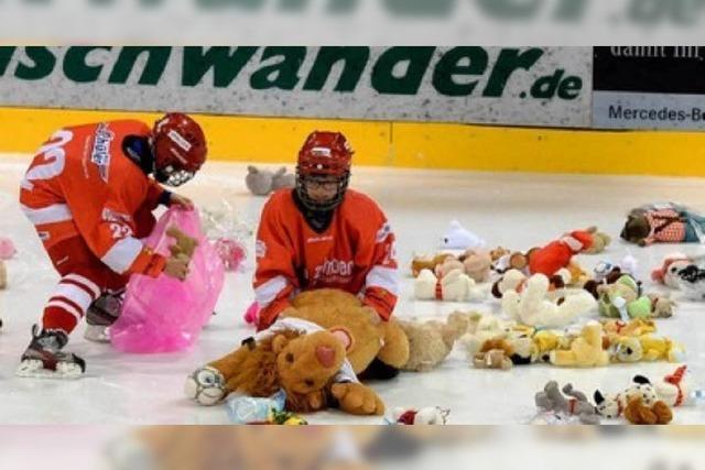 Video: EHC-Fans lassen 1700 Teddy-Bären aufs Eis regnen