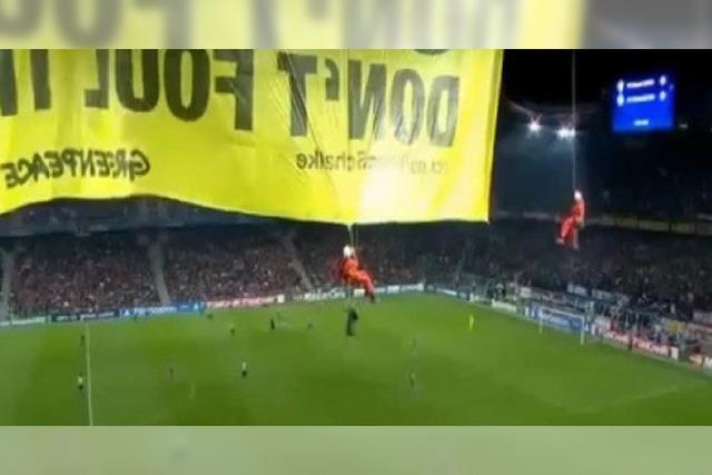 Basel: Greenpeace-Aktivisten seilen sich beim Champions-League-Spiel ab