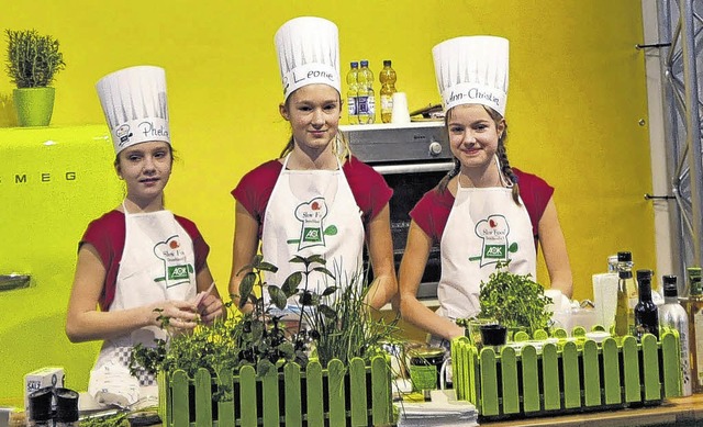 Pheline Potthast (von links), Leonie K...ewerb in Stuttgart eine Goldmedaille.   | Foto: Realschule