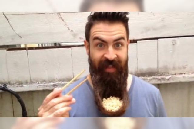 Video: Hipster isst Nudeln aus seinem eigenen Bart