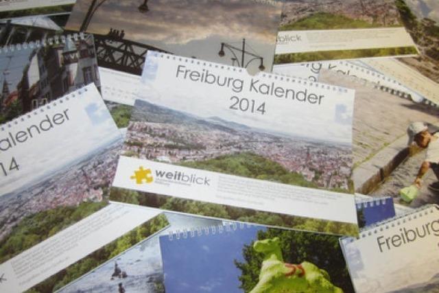 Die Studierenden-Initiative Weitblick verkauft Freiburg-Kalender für ein Schulprojekt in Ghana