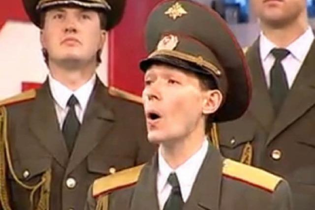 Video: So schön klingt es, wenn ein russischer Militärchor 