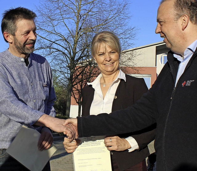 Alfons Ackermann (links) und Beate Mar...  Matthias Reinbold  beglckwnscht.    | Foto: Krieger