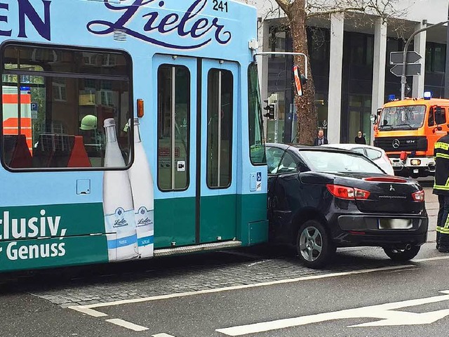 Bei einem U-Turn kollidierte die Autofahrerin mit der Tram.  | Foto: Sonja Zellmann