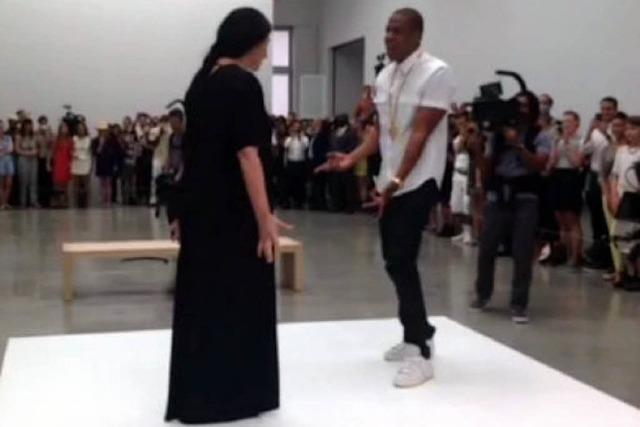Video: Jay-Z tanzt mit Marina Abramovic und rappt 