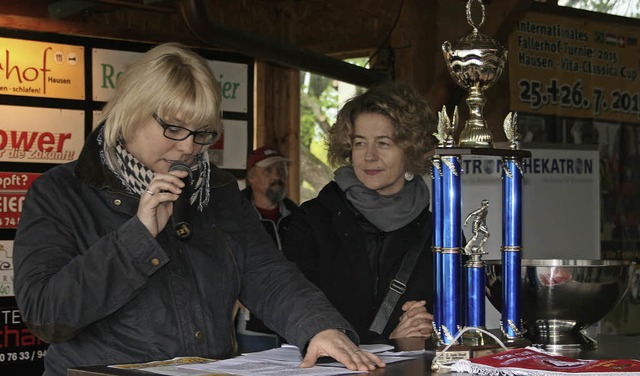 Moderatorin Stefanie Schwei und Sabin...r Auslosung fr den Vita-Classica-Cup.  | Foto: Martina FAller