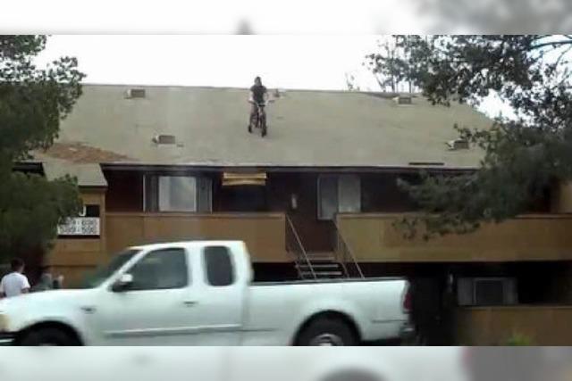 Video: Verrckter Typ springt mit BMX-Rad vom Hausdach