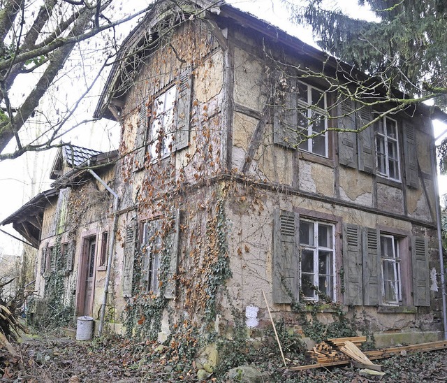 Das alte Kutscherhaus im Garten der Vi...un doch zum Wohnhaus umgebaut werden.   | Foto: Bergmann/Bertsch