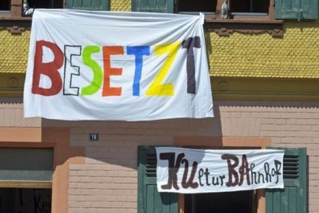 Protest gegen KuCa-Schließung: PH-Studierende besetzen kurzzeitig den Bahnhof Littenweiler