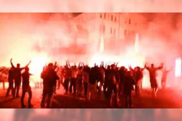 Video: Ultras feiern auf dem Augustinerplatz den Europapokal-Einzug des SC Freiburg