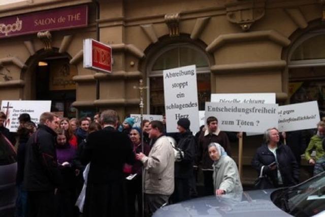 Piusbrder protestieren gegen Abtreibung - viele Polizisten und Gegendemonstranten vor Ort