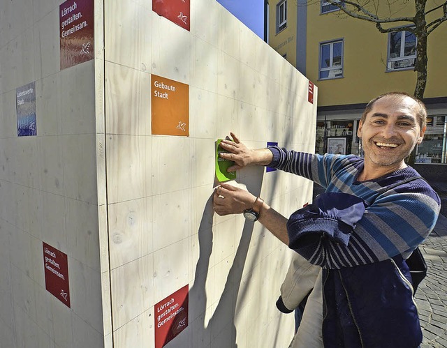 Nach und nach wird  der groe Holzquad...anten mit farbigen Quadraten beklebt.   | Foto: Barbara Ruda