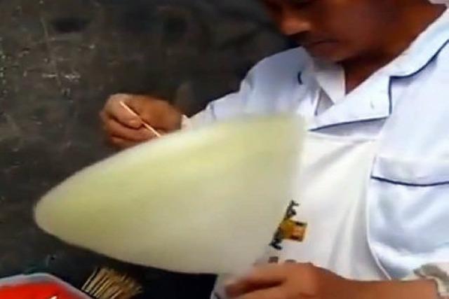Video: Wie man aus Zuckerwatte eine Blume macht