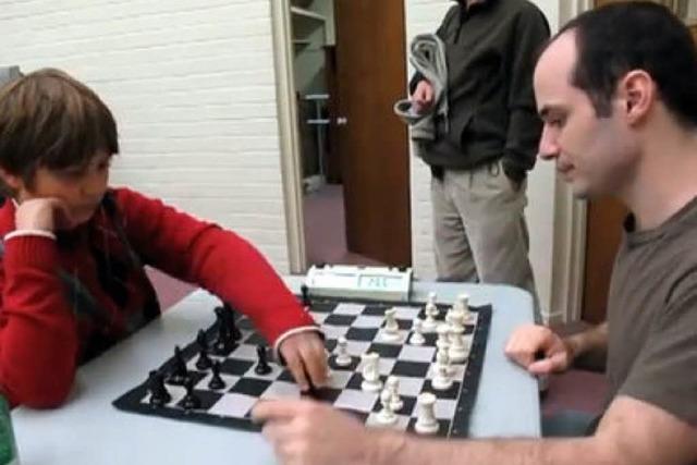 Video: 10-jhriger Knirps besiegt internationalen Schachmeister