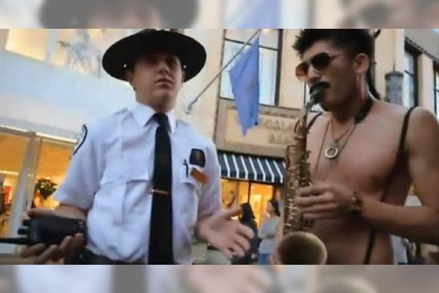 Video: Sexy Saxophon-Mann kommt nicht gut an