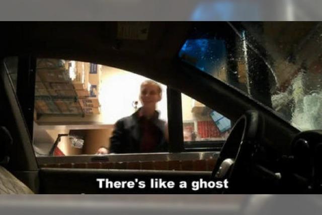 Video: Wenn ein Geist beim Drive-in vorfährt