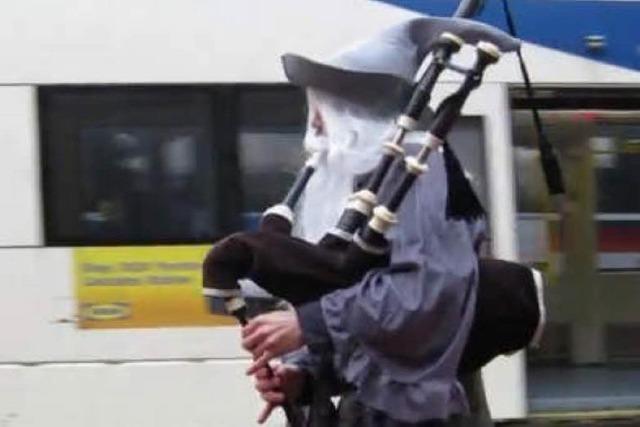 Video: Gandalf spielt Dudelsack auf einem Einrad