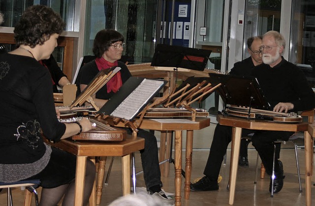 Konzentriert spielten die Musiker  der...jahrskonzert  auf der  Diskantzither.   | Foto: Senta Knewcht