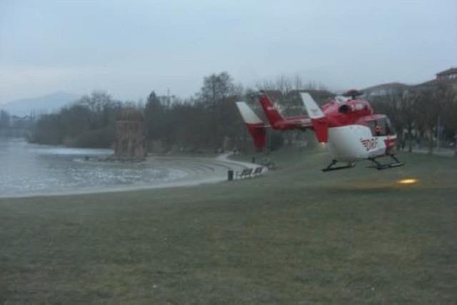Spektakulre Rettung am Seepark: Helikopter-Crew zieht Schlittschuhfahrer aus dem Eiswasser