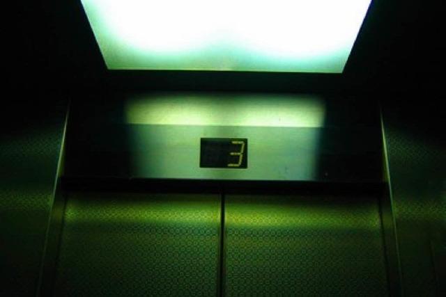 Wie verhalte ich mich im Aufzug?