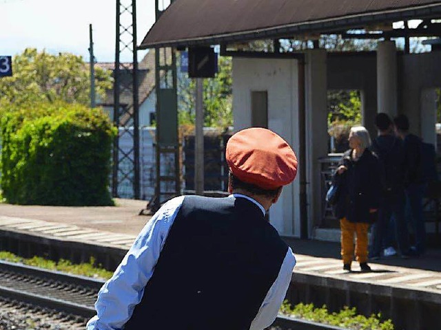Kommt der Zug? Das fragt man sich am B...ches als Ersatz fr Freiburgs Bahnhof.  | Foto: MAX SCHULER